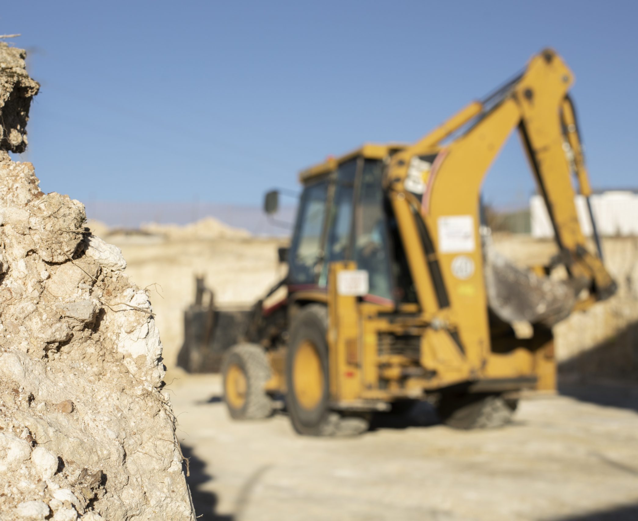 excavadora-cavando-suelo-luz-dia