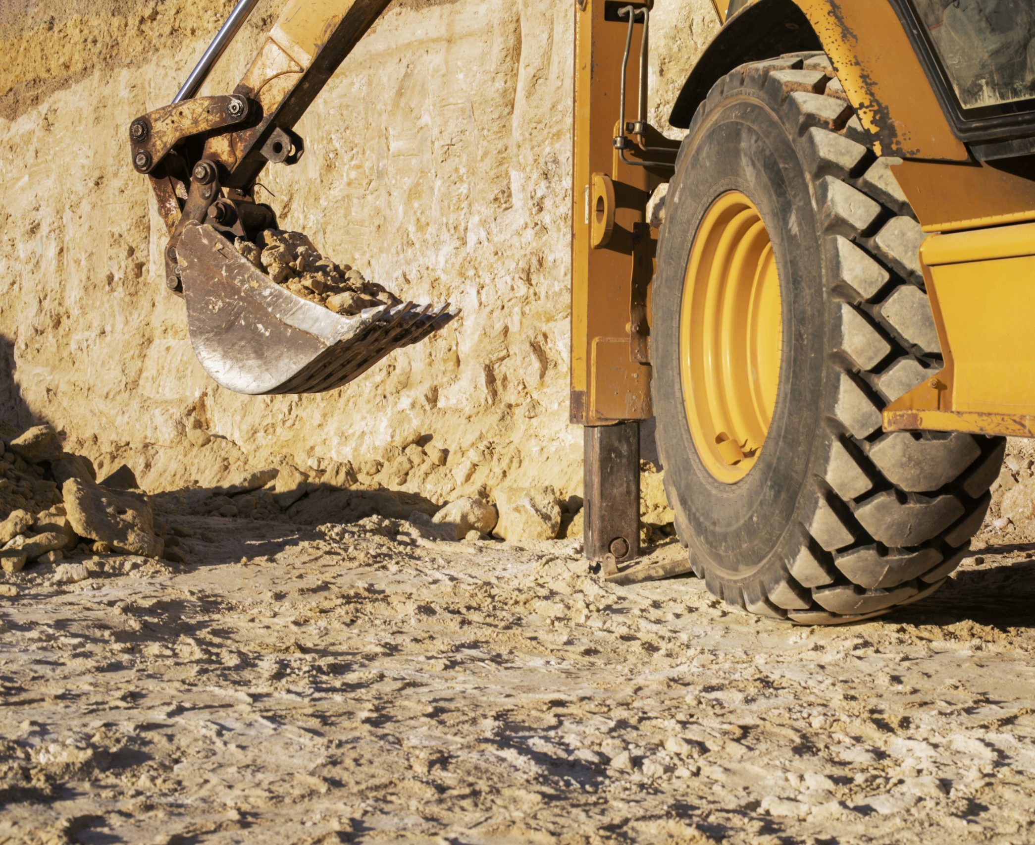 excavadora-cavando-suelo-luz-dia